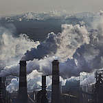 Wenn man von Qian’an gegen Westen schaut, sieht man einen Wald von Hochkaminen, aus denen täglich dichter Rauch aufsteigt. Diese Eisen- und Stahlwerke gehören zu Qian’an Iron & Steel (Qiangang), Jiujiang, Songting und Yanshan. Die Luftverschmutzung ist mittlerweile eines der schlimmsten Umweltprobleme Chinas. (2014)
