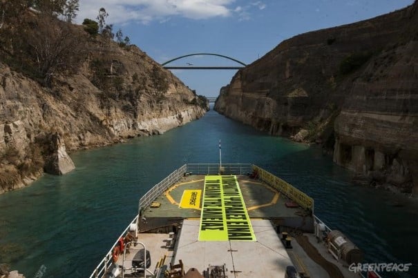 Die «Arctic Sunrise» im Kanal von Korinth