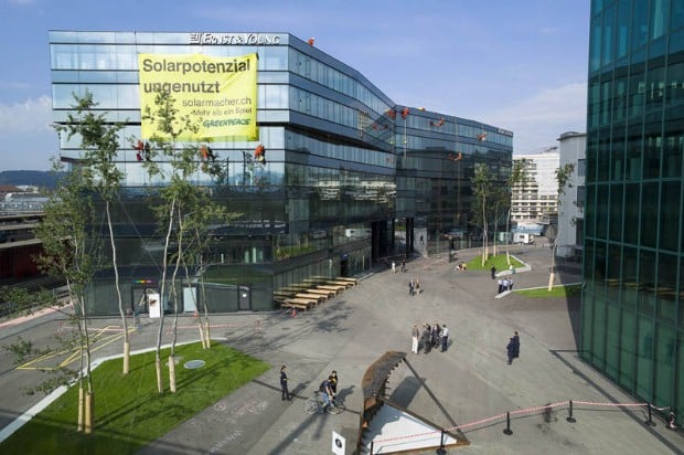 Greenpeace-Aktivisten klettern für mehr Sonnenenergie Greenpeace-Aktivisten klettern für mehr Sonnenenergie