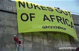 WSSD Tour around South Africa Greenpeace climbers protest at Koeberg, Cape Town, South Africa's only nuclear plant. A banner reads: "Nukes out of Africa". 09/04/2002 © Greenpeace / Daniel Beltrá