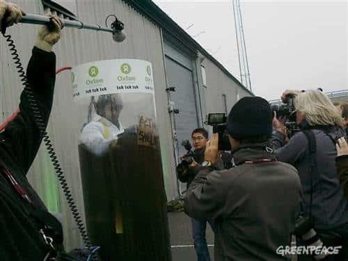 Wake up-call: ein junger Mann aus den Malediven, dem das Wasser buchstäblich bis zum Hals steht. Wake up-call: Ein junger Mann aus den Malediven, dem das Wasser buchstäblich bis zum Hals steht.