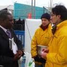 Greenpeace im Gespräch mit einem Delegierten aus Afrika