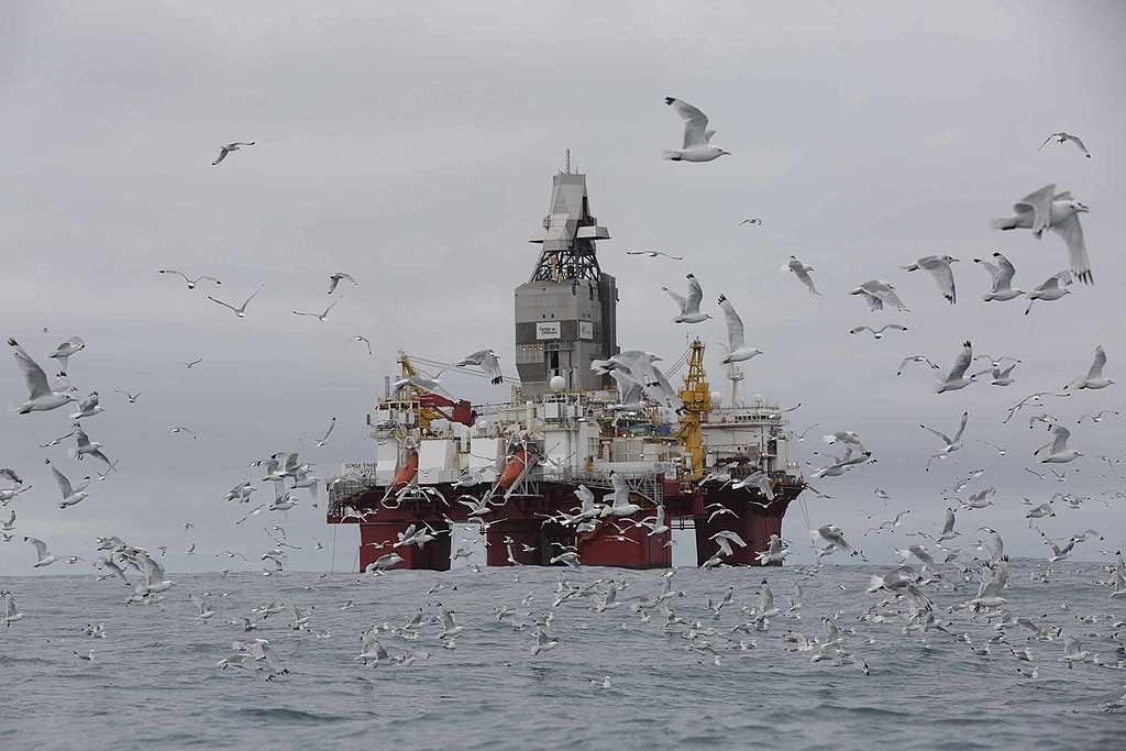 AktivistInnen protestieren gegen Ölbohrungen in der Arktis