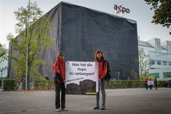 AktivistInnen machen Axpo-Hauptsitz zur Blackbox