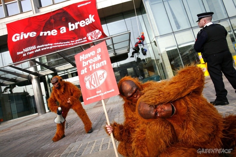 Greenpeace lance une campagne choc contre Nestlé, qui contribue à la déforestation en Indonésie