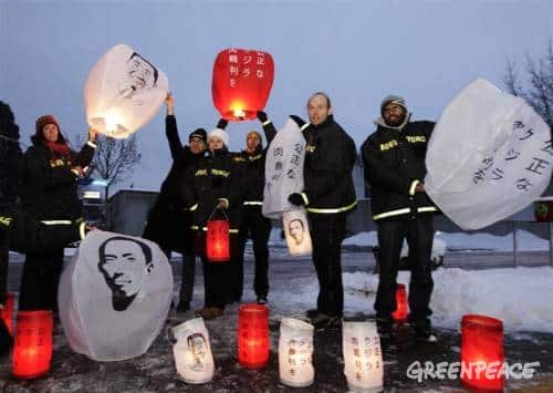 10.02.2010: Greenpeace Aktivisten protestieren vor der japanischen Botschaft in Bern.  ©Greenpeace / ex-press/Susi Bodmer