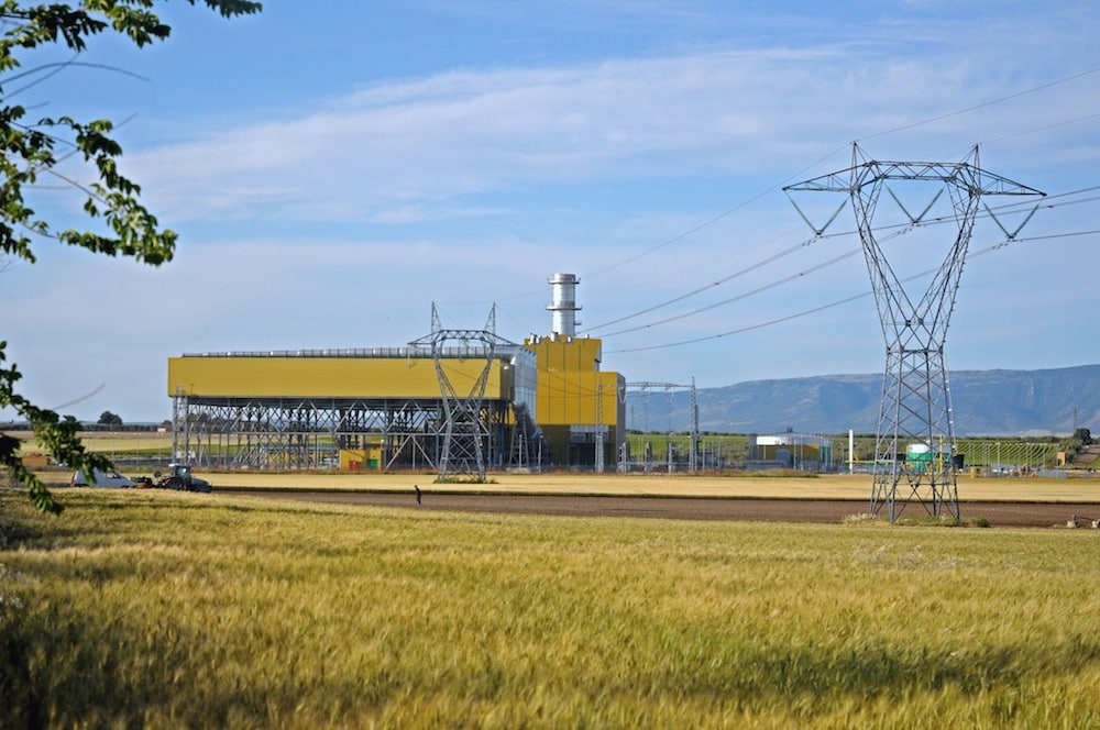 Mitten zwischen Getreidefeldern: Das Gaskombikraftwerk San Severo in der Ebene von Foggia. Es gehört zu 60 Prozent der  Schweizer Alpiq.