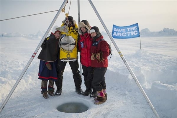 Les 4 aventuriers et la capsule contenant les signatures