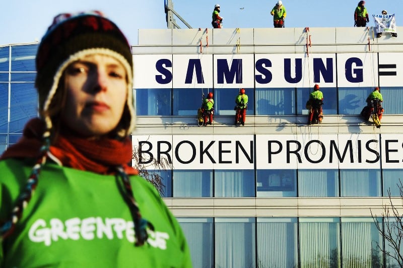 Déjà en 2010, Greenpeace exigeait que Samsung "nettoie" ses processus de fabrication. ©Greenpeace/Reynaers