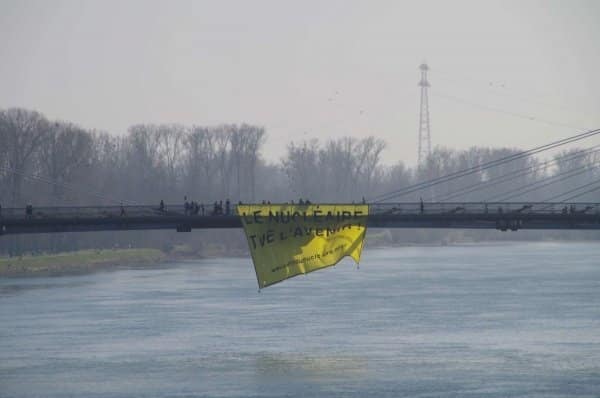 Occupation d'un pont sur le Rhîn, 9 mars 2014. Copyright photo : Réseau Sortir du Nucléaire