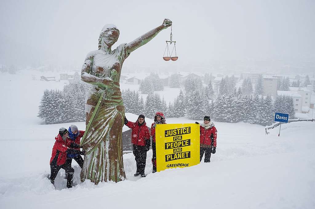 Davos 2018: Greenpeace amène la Justice au World Economic Forum