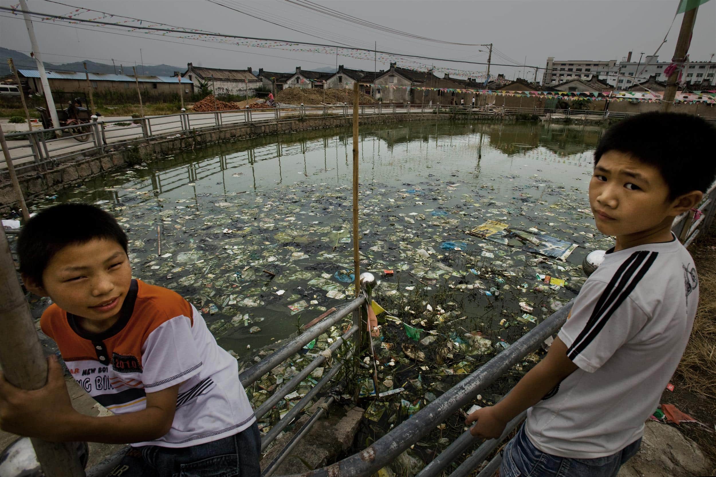 Основные экологические проблемы китая. Река Янцзы Китай загрязнение. Китай река Янцзы грязная. Экология реки Янцзы.