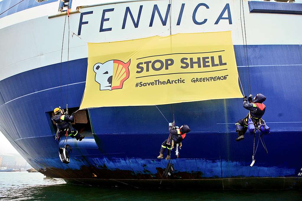 Greenpeace-Kletterer ketten sich an Shell-Eisbrecher