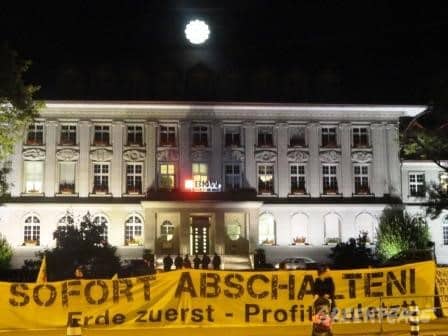 Ein paar Dutzend Atom-Kritiker haben am Mittwoch Abend vor dem Hauptsitz der BKW in Bern friedlich protestiert