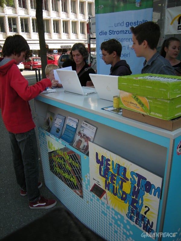 SchülerInnen geben Auskunft am Infostand SchülerInnen geben Auskunft am Infostand