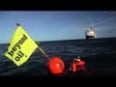 Schwimmende Aktivisten hindern Ölbohrschiff an der Weitefahrt