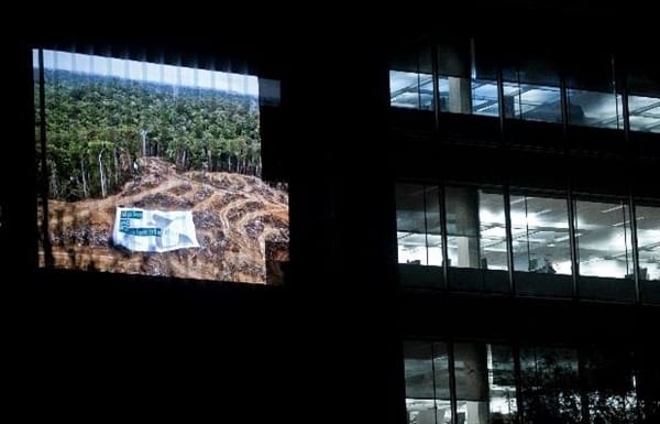 Revendications projetées sur la façade du siège européen de P&#038;G