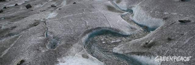 Kleiner Eisbach mitten auf dem Gletscher