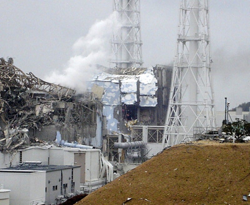 März 2011, wenige Tage nach der Explosion: Radioaktiv verseuchter Rauch steigt aus der zerstörten Reaktoranlage auf. 