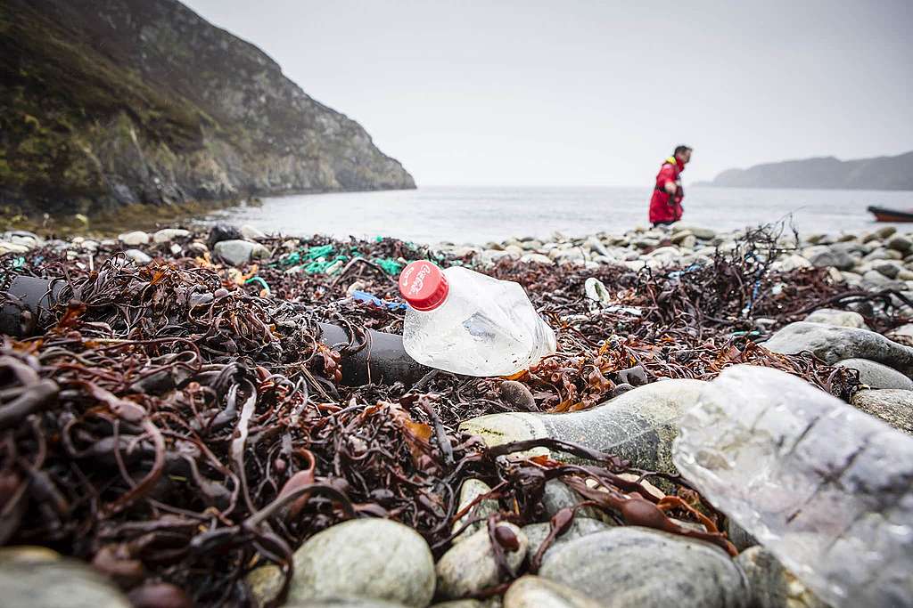 Plastique partout: <br> on le mange, on le boit, on le respire