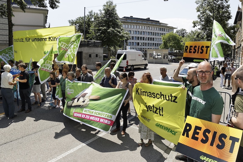 Climat: manifestation pacifique devant l’ambassade des États-Unis à Berne