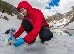 Schnee- und Wasserproben werden im italienischen Nationalpark Mon