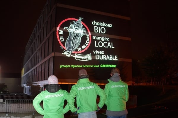 Monsanto: des bénévoles de Greenpeace organisent une projection
