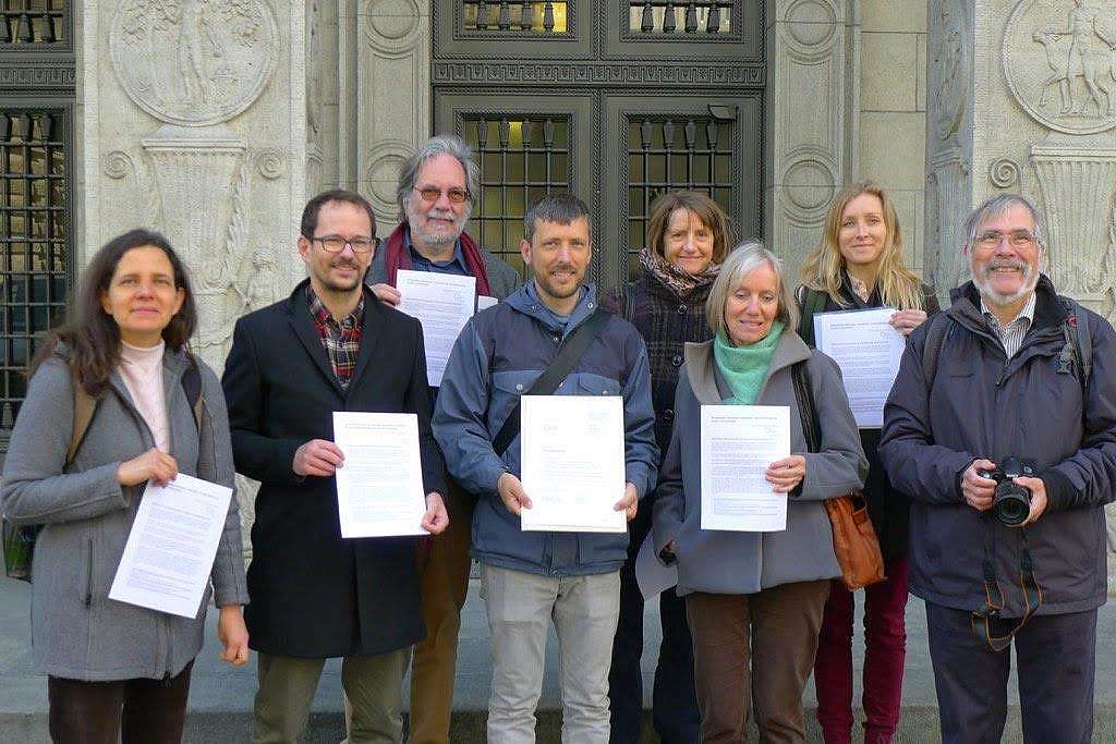 Über 130 Persönlichkeiten fordern die Schweizer Nationalbank auf, aus Investitionen in fossile Energien auszusteigen
