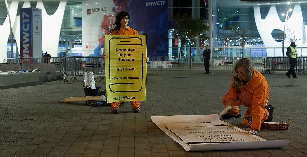 Das Sorgentelefon: Greenpeace-Report blickt auf zehn Jahre Smartphones zurück