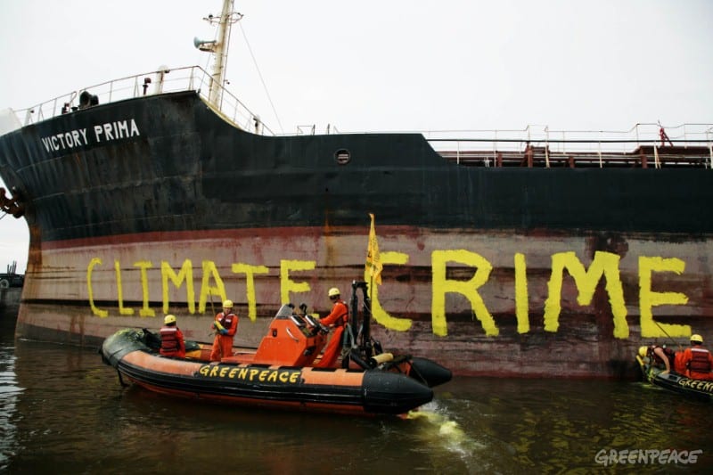 Greenpeace bloque un navire pour dénoncer la déforestation en Indonésie