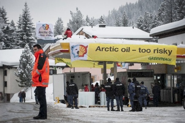 Greenpeace blockiert eine Shell-Tankstelle bei Davos-Wolfgang.