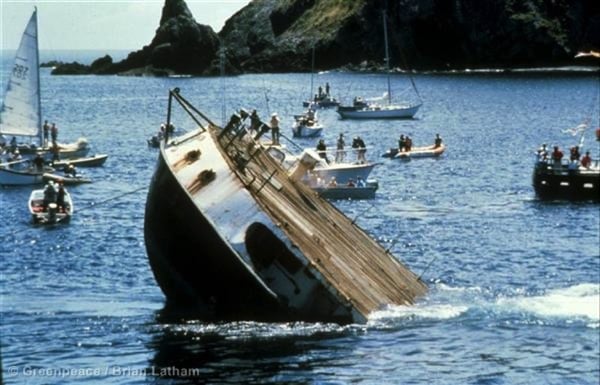 Le Rainbow Warrior après l'attentat Le Rainbow Warrior après l'attentat