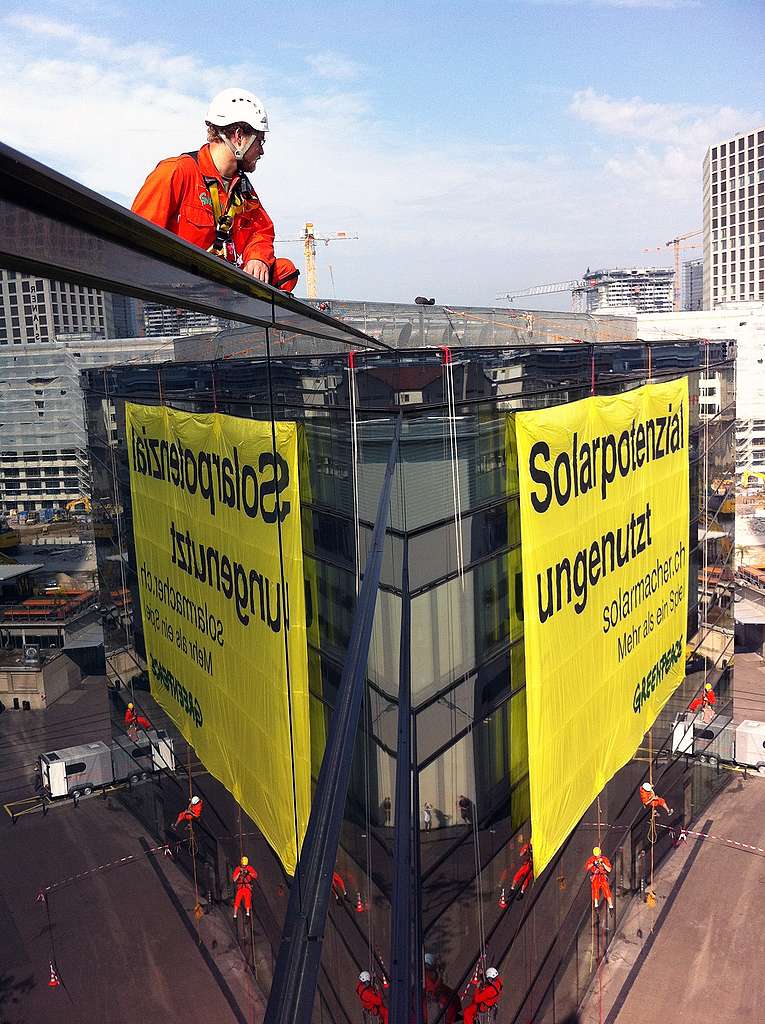 Greenpeace-Aktivisten klettern für mehr Sonnenenergie