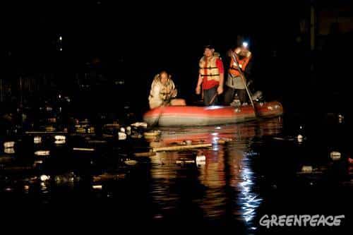 Greenpeace Freiwillige auf einem Schlauchboot