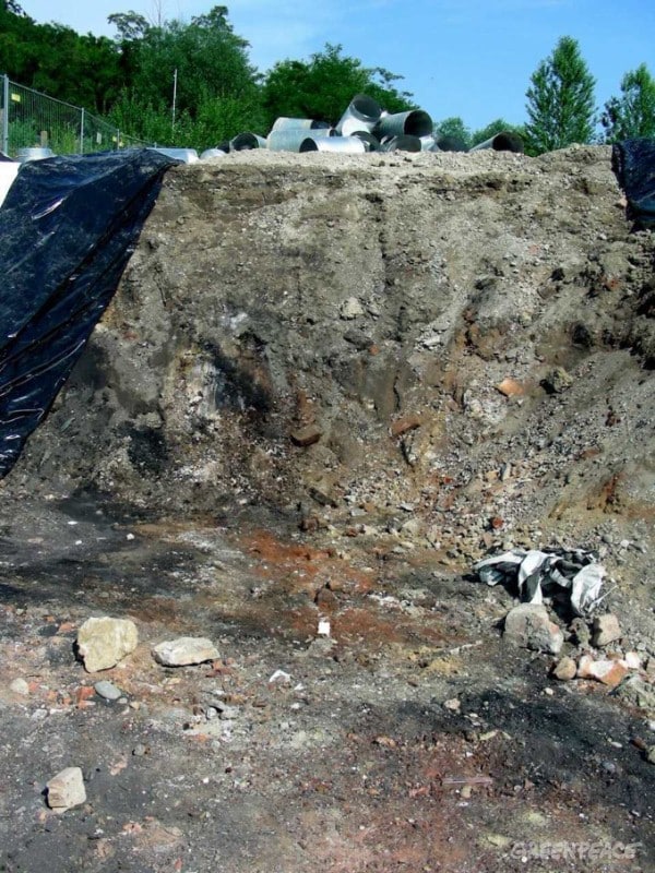 In der Chemiemülldeponie Hirschacker wird Chemiemüll zugeschüttet