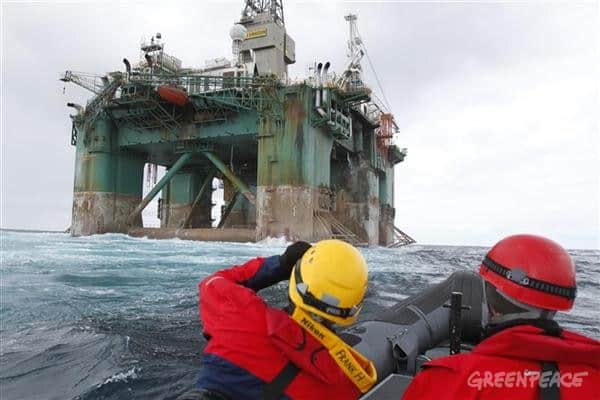 Greenpeace-Schiffe vor Ölbohrplattform in der Arktis