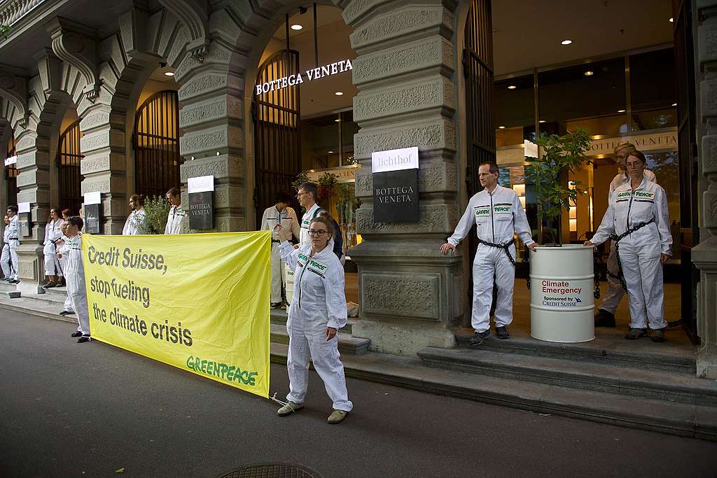 Credit Suisse: Greenpeace demande la libération immédiate de tous les militants