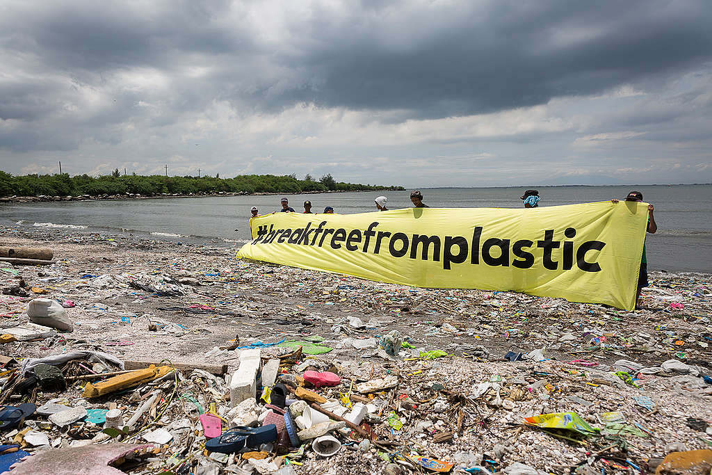 Crise du plastique : Greenpeace dénonce les fausses « solutions » de l&rsquo;industrie des biens de consommation