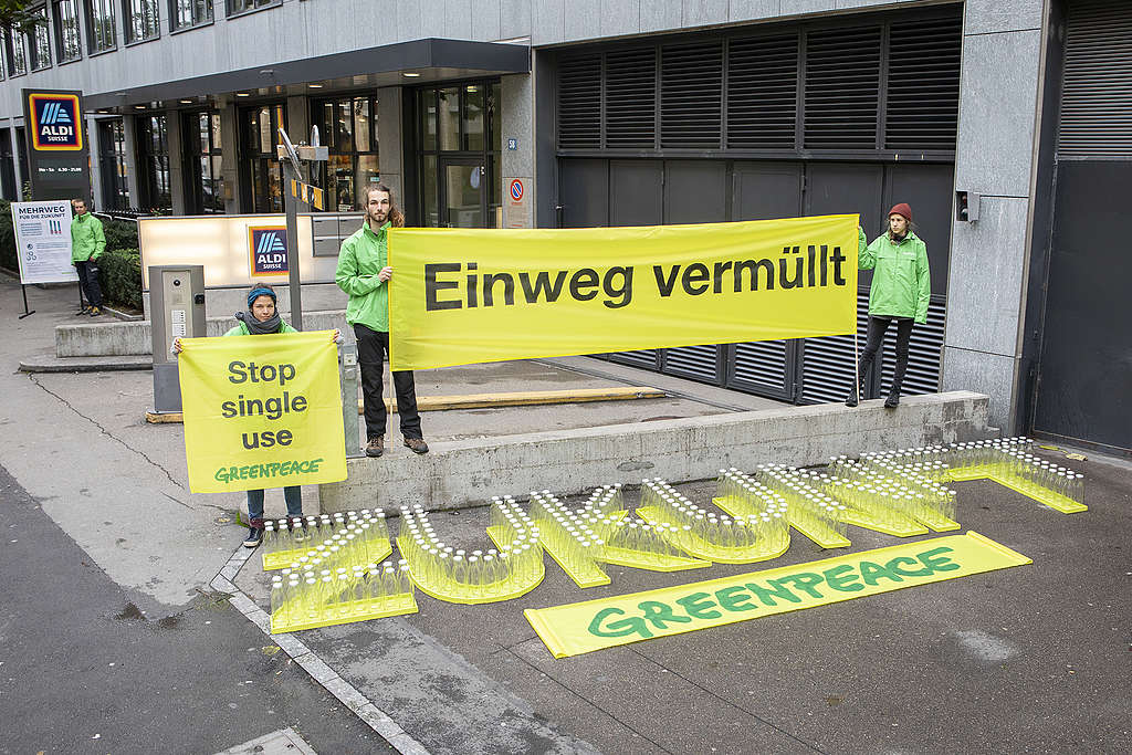 Protest gegen Einwegabfall bei Lidl Schweiz und Aldi Suisse