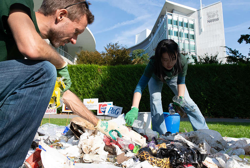 Nestlé promet de réduire le recours au plastique, mais continue d&rsquo;investir dans de fausses solutions