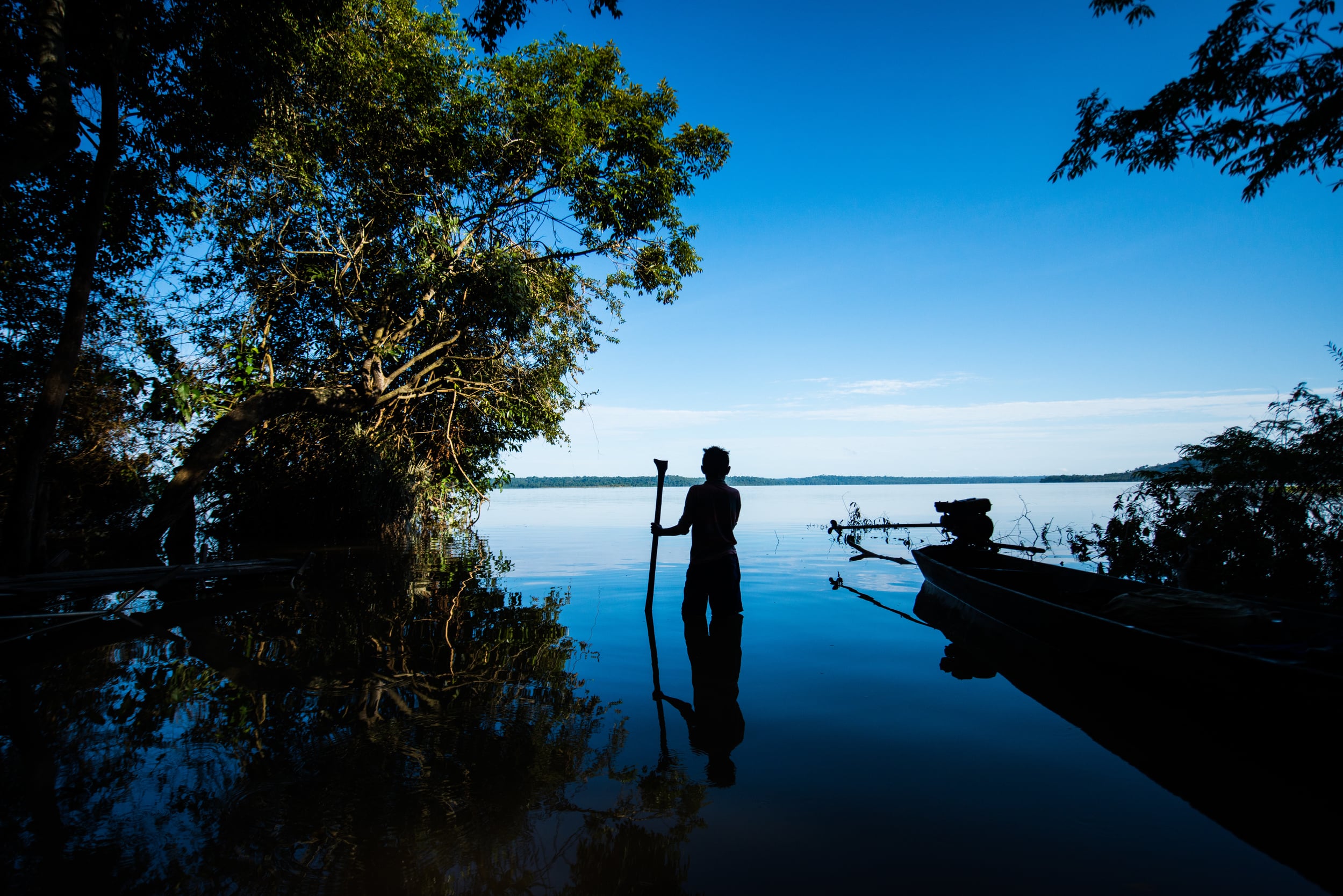 Munduruku in the Tapajós river, next to Sawré Muybu Indigenous Land, home to the Munduruku people, Pará state, Brazil. Brazilian Government plans to build 43 dams in the Tapajós river basin. The largest planned dam, São Luiz do Tapajós, will impact the life of indigenous peoples and riverside communities. Mega-dams like these threaten the fragile biome of the Amazon, where rivers are fundamental to regeneration and distribution of plant species and the survival of local flora. Renewable energy, such as solar and wind, holds the key to Brazil’s energy future. Munduruku no Rio Tapajós, na região da Terra Indígena Sawré Muybu, do povo Munduruku, no Pará. O governo brasileiro planeja construir 43 hidrelétricas na bacia do Tapajós. A maior delas, São Luiz do Tapajós, terá impacto sobre a vida dos povos indígenas e comunidades ribeirinhas. Barragens como essas ameaçam o frágil bioma da Amazônia, onde os rios são fundamentais para a regeneração e distribuição de espécies vegetais e a sobrevivência da flora local. Energias renováveis, como solar e eólica, detêm a chave para o futuro energético do Brasil. Itaituba, Pará. 22/02/2016. Foto: Valdemir Cunha/Greenpeace.
