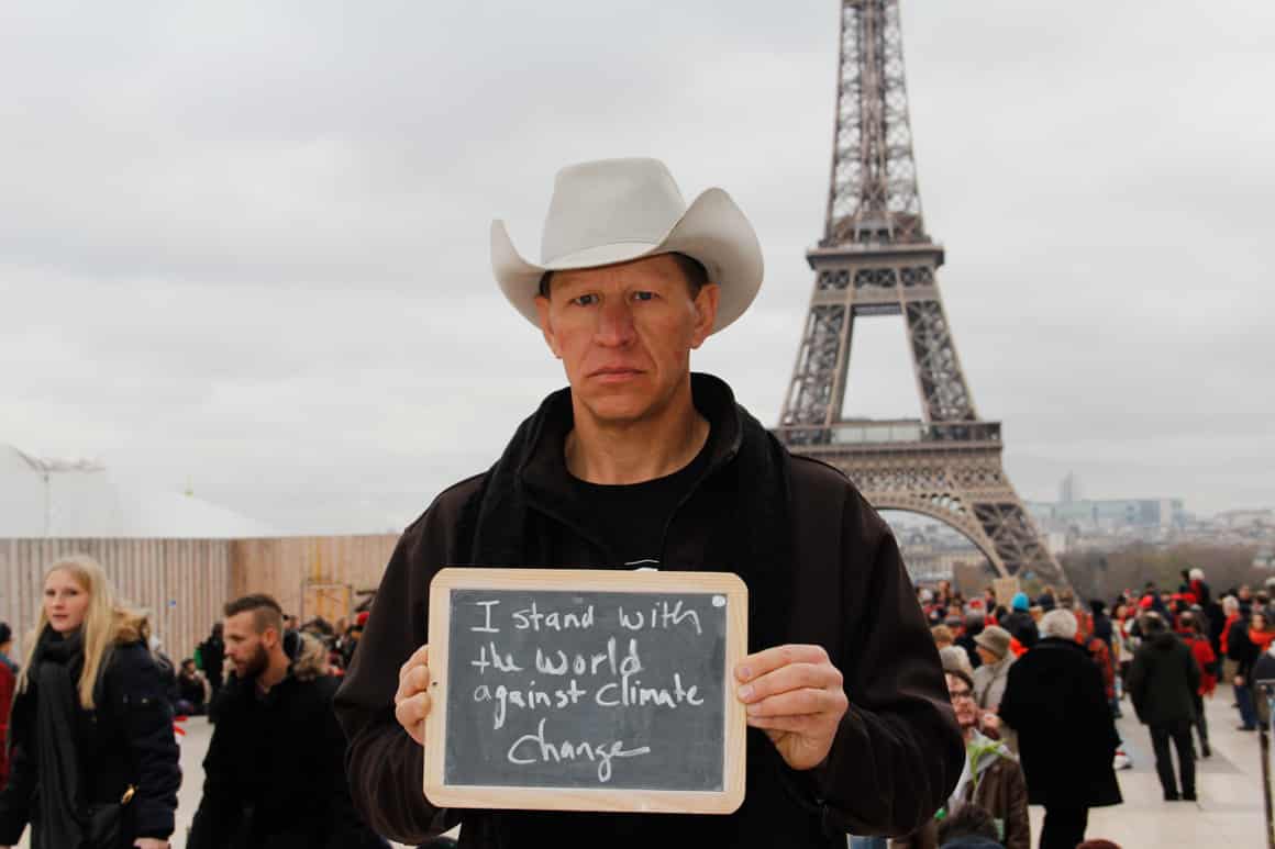 John aus Wyoming protestiert in Paris gegen Fracking. Zugleich will er sich mit Umweltschützern aus aller Welt solidarisieren. 
