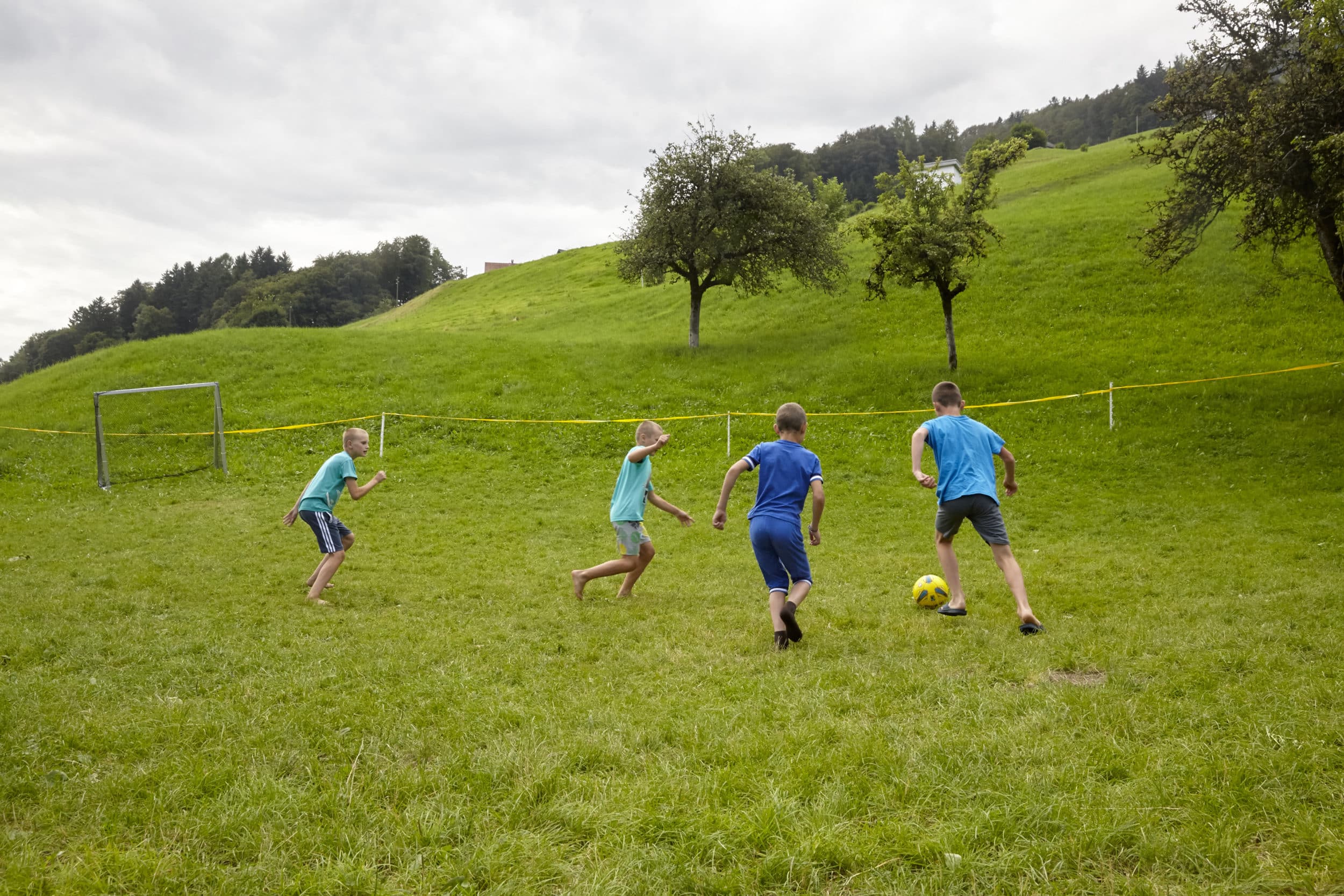 Ausgelassen an der frischen Luft Fussball spielen: Das stärkt die Kinder psychisch und körperlich.