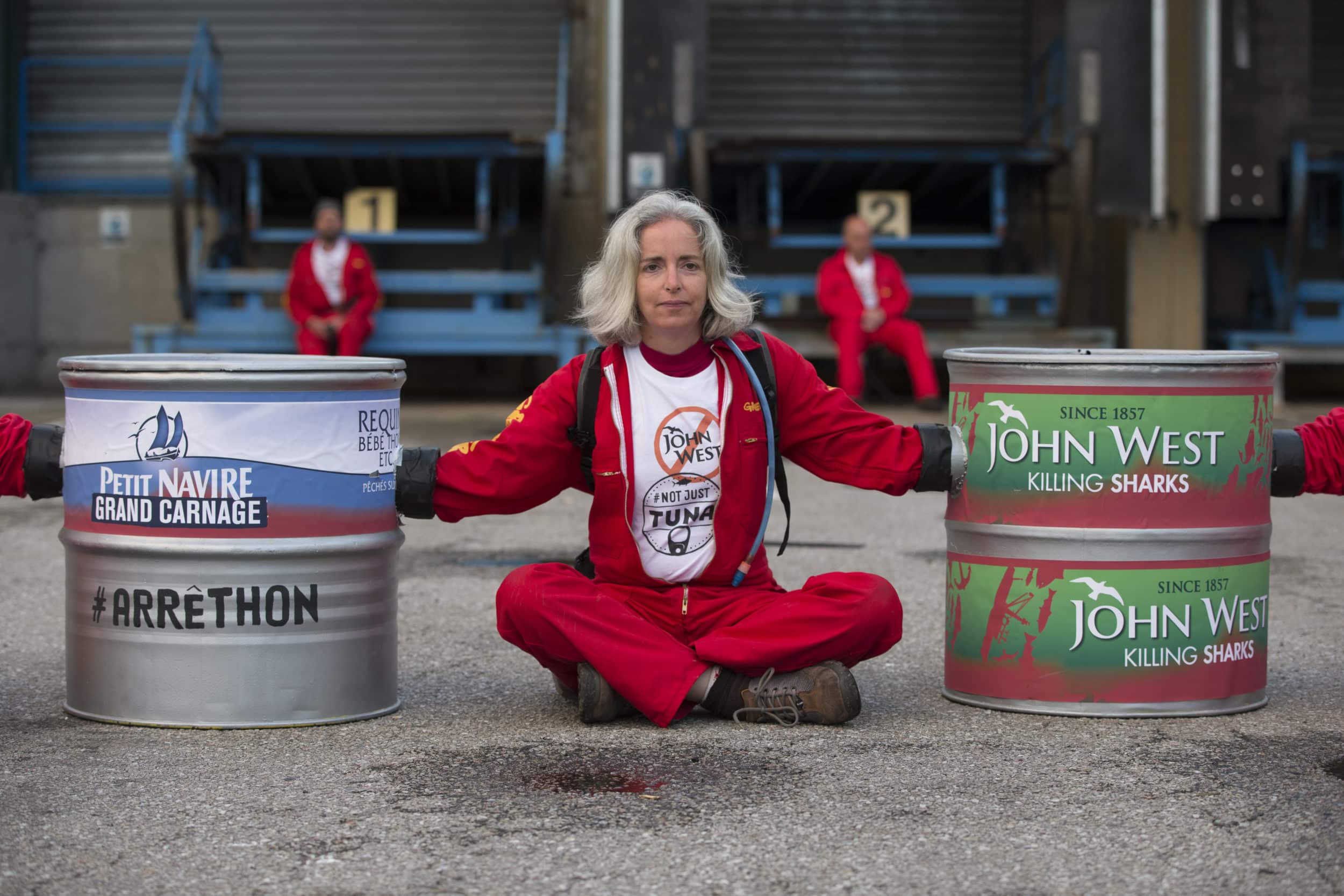 Frankreich, 23. Mai 2016 - Greenpeace-Aktivisten ketten sich an riesige Tunfischdosen und blockieren den Eingang von Petit Navire, einer französischen Fabrik. Diese soll Katzennahrung mit Meeresfrüchten des thailändischen Lieferanten Thai Union Group verkaufen, der in Sklaverei und destruktive Fangmethoden verwickelt ist. © Pierre Baelen / Greenpeace 