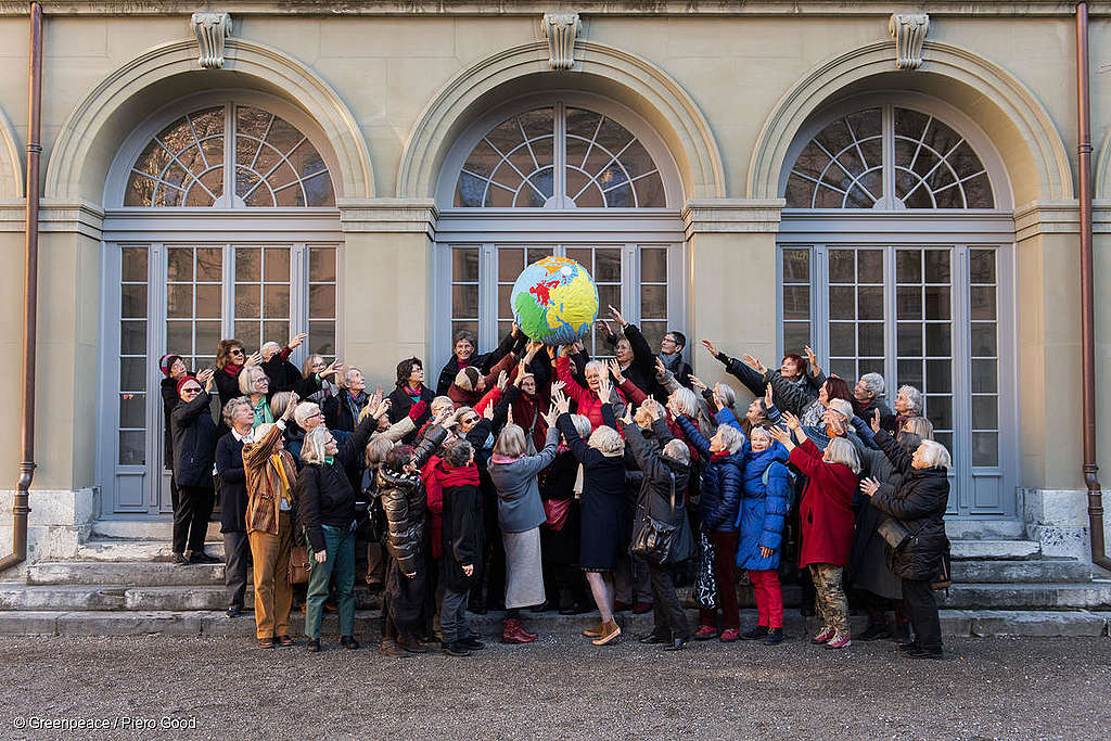 KlimaSeniorinnen feiern Etappensieg vor dem Europäischen Gerichtshof für Menschenrechte
