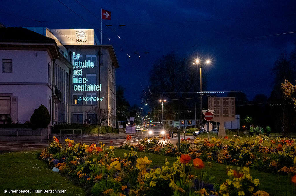 Projection à Nestlé : des militant·e·s mettent en lumière le manque d’investissements de la multinationale dans le réutilisable
