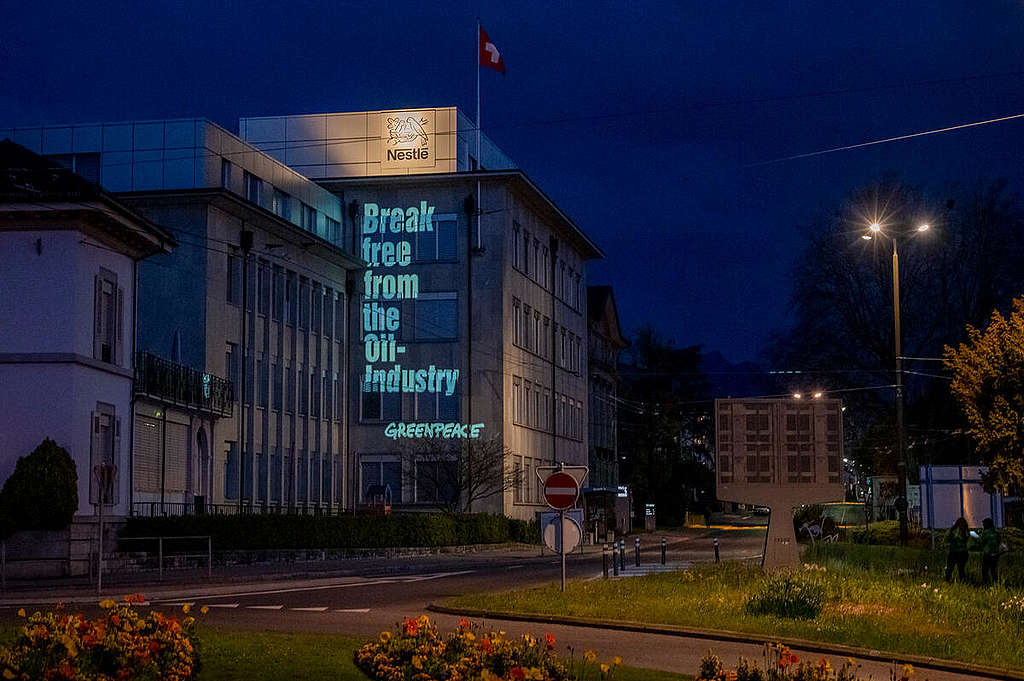 Projektion an Nestlé-Fassade: Aktivist*innen fordern Investitionen in Mehrweg-Lösungen
