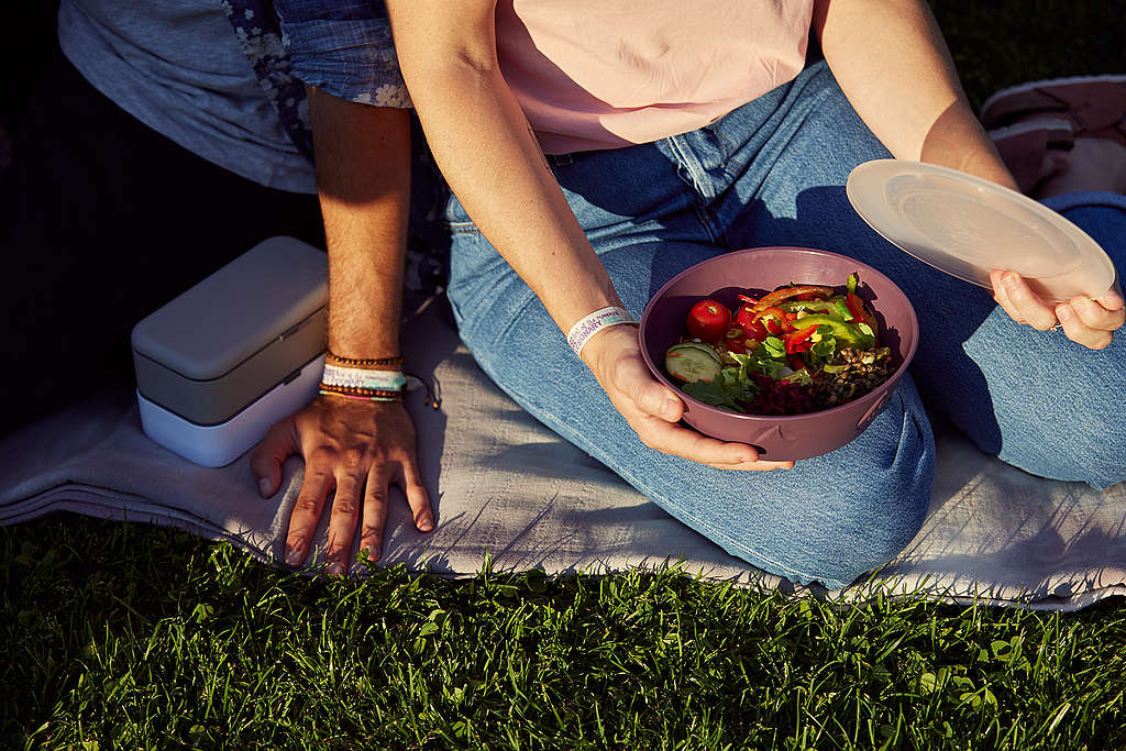 Restaurants, boulangeries et géants de la grande distribution se joignent à Greenpeace Suisse pour mettre la vaisselle jetable au régime