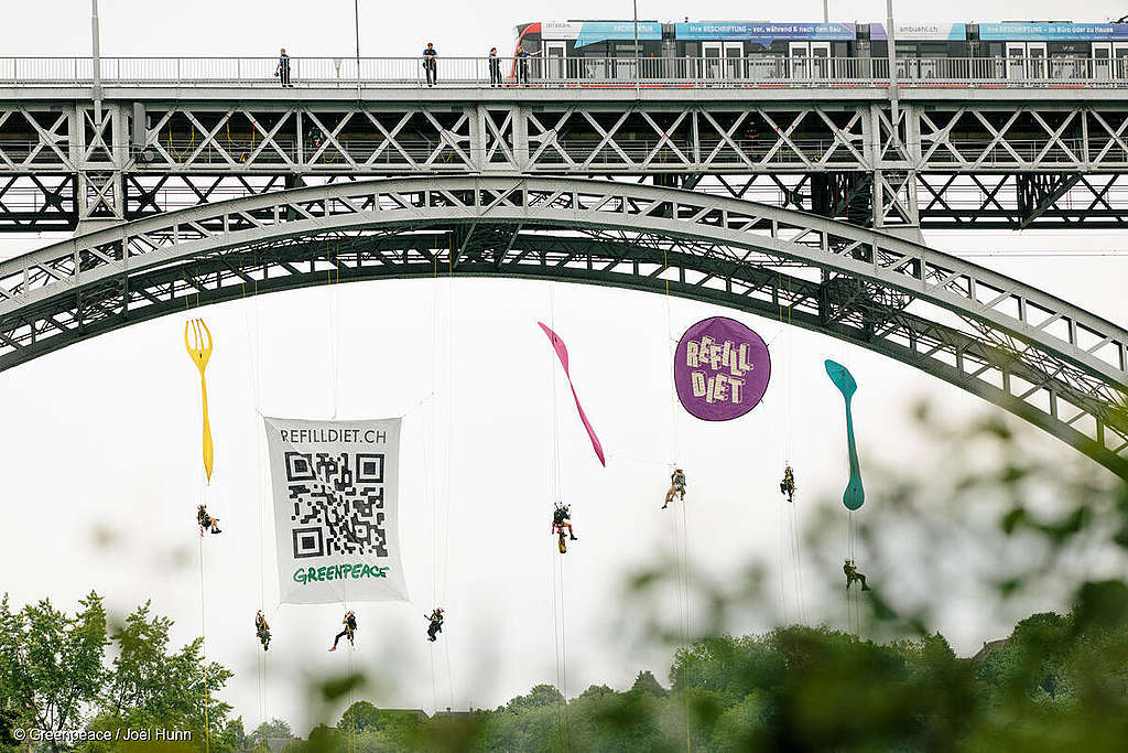 Farbenfroh und schwungvoll &#8211;  Greenpeace setzt die Schweiz auf Wegwerf-Diät