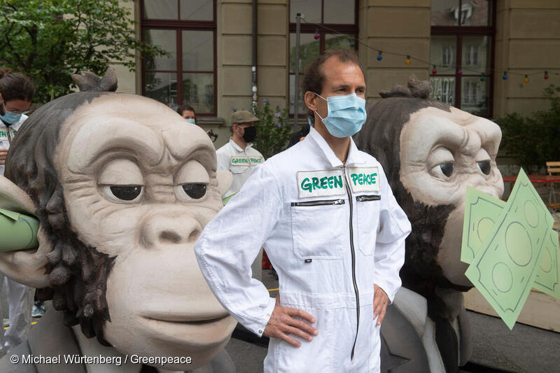 Greenpeace-Aktivist:innen testen Banken bezüglich nachhaltigen Anlegens: Finanzplatz hat seine Hausaufgaben nicht gemacht